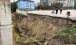 Başkentte sağanak etkili oldu: Dereler taştı, okulun istinat duvarı çöktü