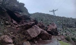 Batman'da dağdan kopan dev kayalar 10'dan fazla yolu ulaşıma kapattı