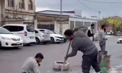 Batman'da esnaf yoldaki çukurları kendi imkanlarıyla kapatıyor