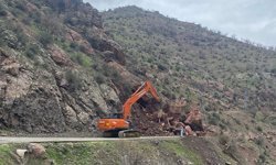 Batman'da yola düşen kayaların kapattığı grup köy yolu ulaşıma açıldı