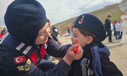 Bayburt'ta jandarması 23 Nisan'ı köy okulunda öğrencilerle kutladı