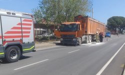 Bayındır'da atık taşıma kamyonu alev aldı