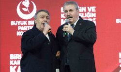 BBP Genel Başkanı Destici, Kocaeli'deki kongrede İsmail Türüt ile sahneye çıkıp türkü söyledi