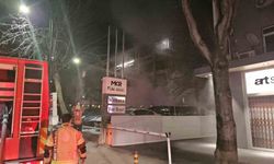 Beşiktaş'ta araç kiralama şirketinde çıkan yangında yaklaşık 100 milyon değerinde 15 araç alevlere teslim oldu