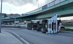 Beylikdüzü'nde virajı alamayan TIR devrildi