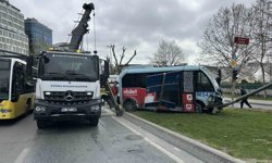 Beyoğlu'nda minibüs ile otomobil çarpıştı: 5 yaralı