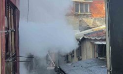 Beyoğlu'nda yangında mahsur kalan 2 kişi itfaiye ekiplerince kurtarıldı