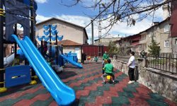 Beytüşşebap Kaymakamı Taşkıran, çocuklar için oyun parkı kurdu