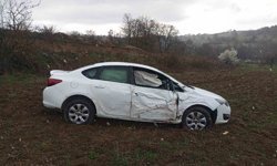 Bilecik'te kontrolden çıkan otomobil tarlaya uçtu, sürücüsü ağır yaralandı