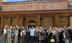 Bilecik'te Şeyh Edebali Türbesi'ni hiç ziyaret etmemiş yaşlılara öğrenciler eşlik etti