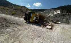 Bilecik'te taş yüklü kamyon devrildi: 2 yaralı