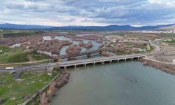 Bingöl'de Murat Nehri'nde debi yükseldi, tarihi köprüyle birlikte eşsiz manzaralar oluştu