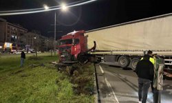 Bingöl'de tır refüje girdi: Facianın eşiğinden dönüldü