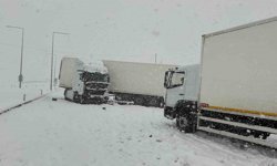 Bitlis'te 4 tır ve 2 otomobil çarpıştı: 5 yaralı