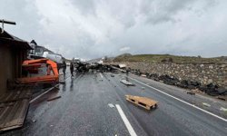 Bitlis'te iş makinesi ile tır çarpıştı: 1'i ağır 3 yaralı