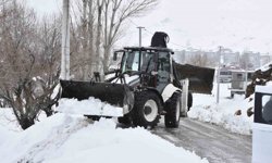 Bitlis'te Nisan ortasında kar mesaisi devam ediyor