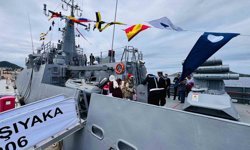 Bodrum'da askeri gemi kapısını çocuklara açtı