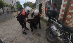 Boğazına şeker kaçan motorcuyu, polis Heimlich manevrasıyla kurtardı