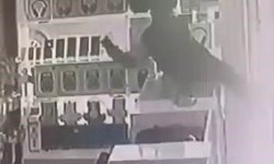 Böyle hırsızlık görülmedi: Masanın üstüne çıkıp vitrindeki telefonları alarak kaçtı