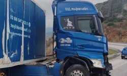 Burdur'da kontrolden çıkan tır demir bariyerlere çarptı