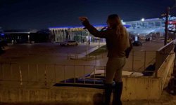 Bursa'da alkollü genç kızlar ortalığı karıştırdı, yol kenarında bekleyen sürücü ve aracına saldırdılar