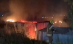 Bursa'da gece yarısı konteynır alevlere teslim oldu