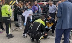 Bursa'da işçi servisine motosiklet çarptı: 2 yaralı