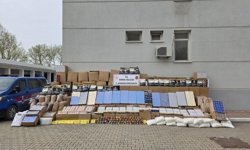 Bursa'da kaçak tütün baskını: Depo ve araçlardan servet çıktı