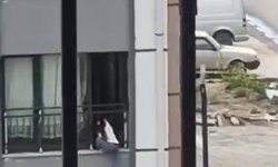 Camdan çıkarak korkulukta gezinen çocuk, yürekleri ağza getirdi