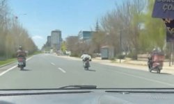 Canını hiçe sayıp motosikleti üzerine uzanarak sürdü