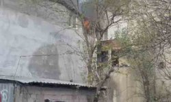 Çatı katında korkutan yangın: Mahalleli sokağa döküldü, çatı küle döndü