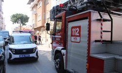 Çatıda yaktığı kablo ekipleri harekete geçirdi