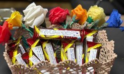 Çikolata ve çiçeklere yazdıkları notlarla öğretmenlerine sürpriz yaptılar