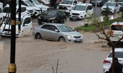 Cizre'de sağanak yağış cadde ve sokakları göle çevirdi