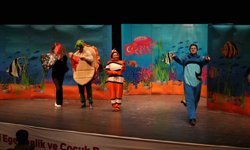 Çocuklar tiyatro oyununda kahkahalara boğuldu