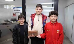 Çocuklardan örnek davranış: Buldukları cüzdanı sahibine ulaştırdılar