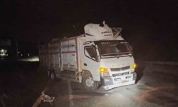 Çorum'da hafif ticari araç kamyona çarptı: 3 yaralı