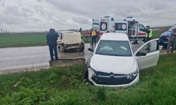Çorum'da iki otomobil çarpıştı: 3 yaralı