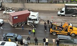 D-100'de kazaya karışan tır makaslayarak karşı şeride geçti