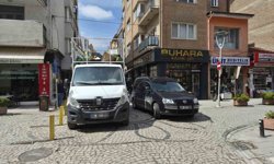 Dar sokakta hatalı park trafiği olumsuz etkiledi