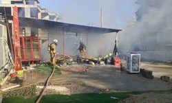 Defne'de iş yeri alevlere teslim oldu