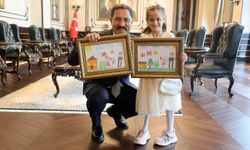 Depremde ailesini ve bacağını kaybeden küçük kızın çizdiği resimdeki protez bacak detayı duygulandırdı