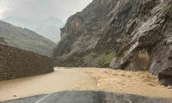 Derecik-Şemdinli kara yolu 2 gündür kapalı