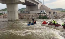Dereyi traktörle geçmek isterken faciadan dönüldü: 10 işçi vinçle kurtarıldı