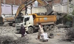 Diyarbakır'da ağır hasarlı bina yıkılırken yandaki sağlam bina da hasar aldı