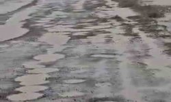 Diyarbakır'da bozuk yollarda su birikintileri oluştu