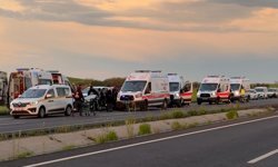 Diyarbakır'da faciadan dönüldü: Takla atan araçtaki 10 kişi yaralandı