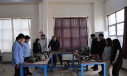 Diyarbakır'da kız ve erkek öğrenciler aldıkları eğitimlerle otomotiv sektörüne giriyor