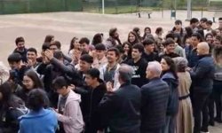 Diyarbakır'da öğrenciler, öğretmenlerini çiçeklerle karşılayıp sarıldı