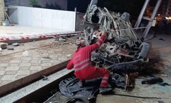 Dörtyol'da aydınlatma direğine çarpan araç hurdaya döndü: 2 yaralı